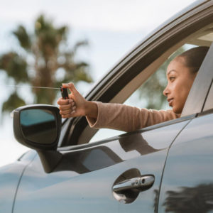 peut-on-avoir-bombe-lacrymogène-dans-voiture